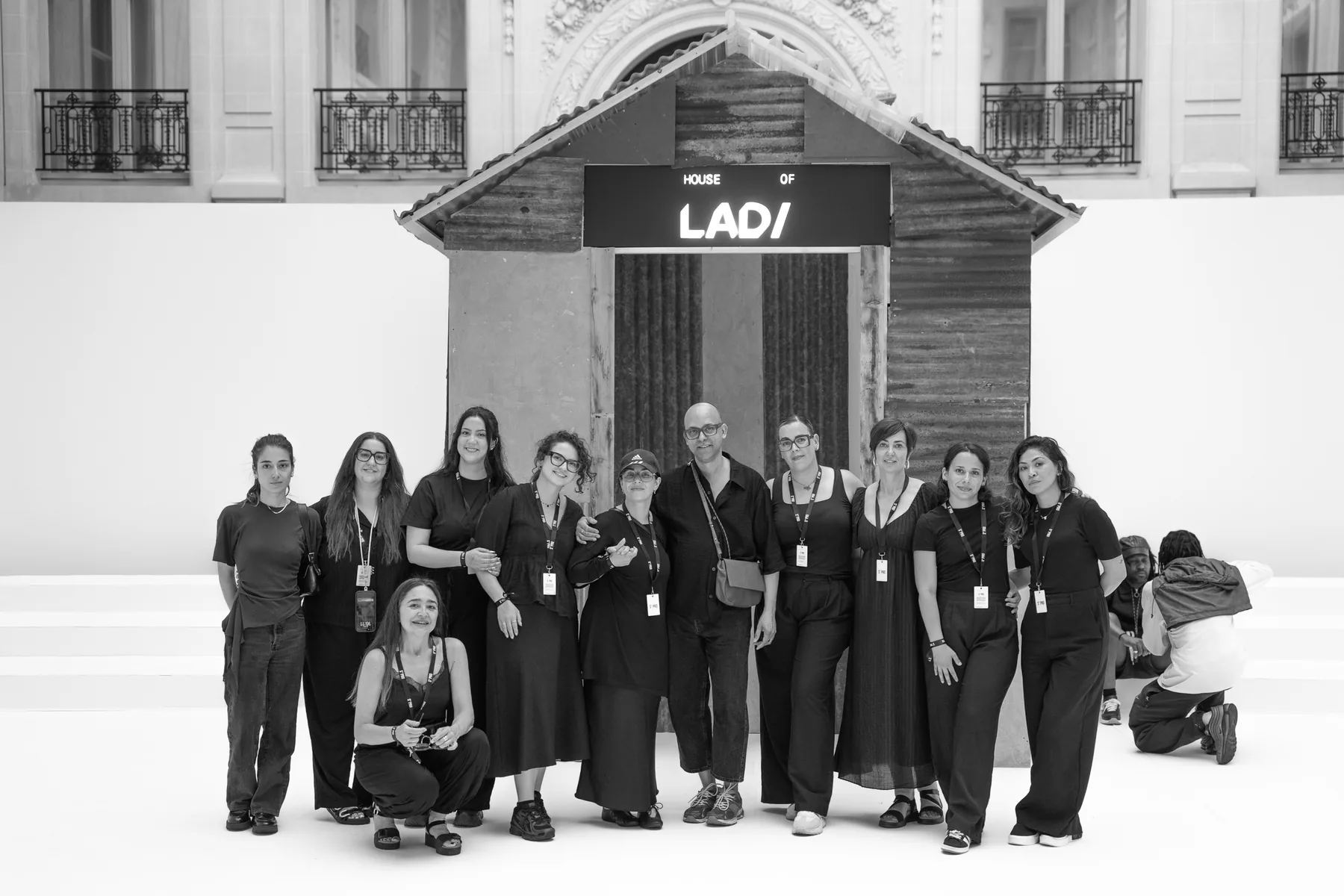 El equipo de maquillaje al completo bajo el rótulo HOUSE OF LAD/, con Júnior Queirós en el centro