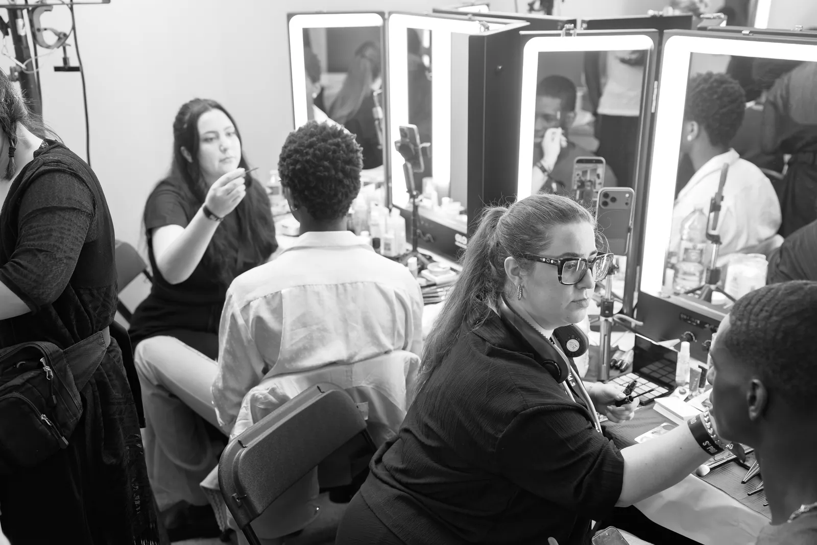 Maquilladoras del equipo de s17 trabajando en el backstage