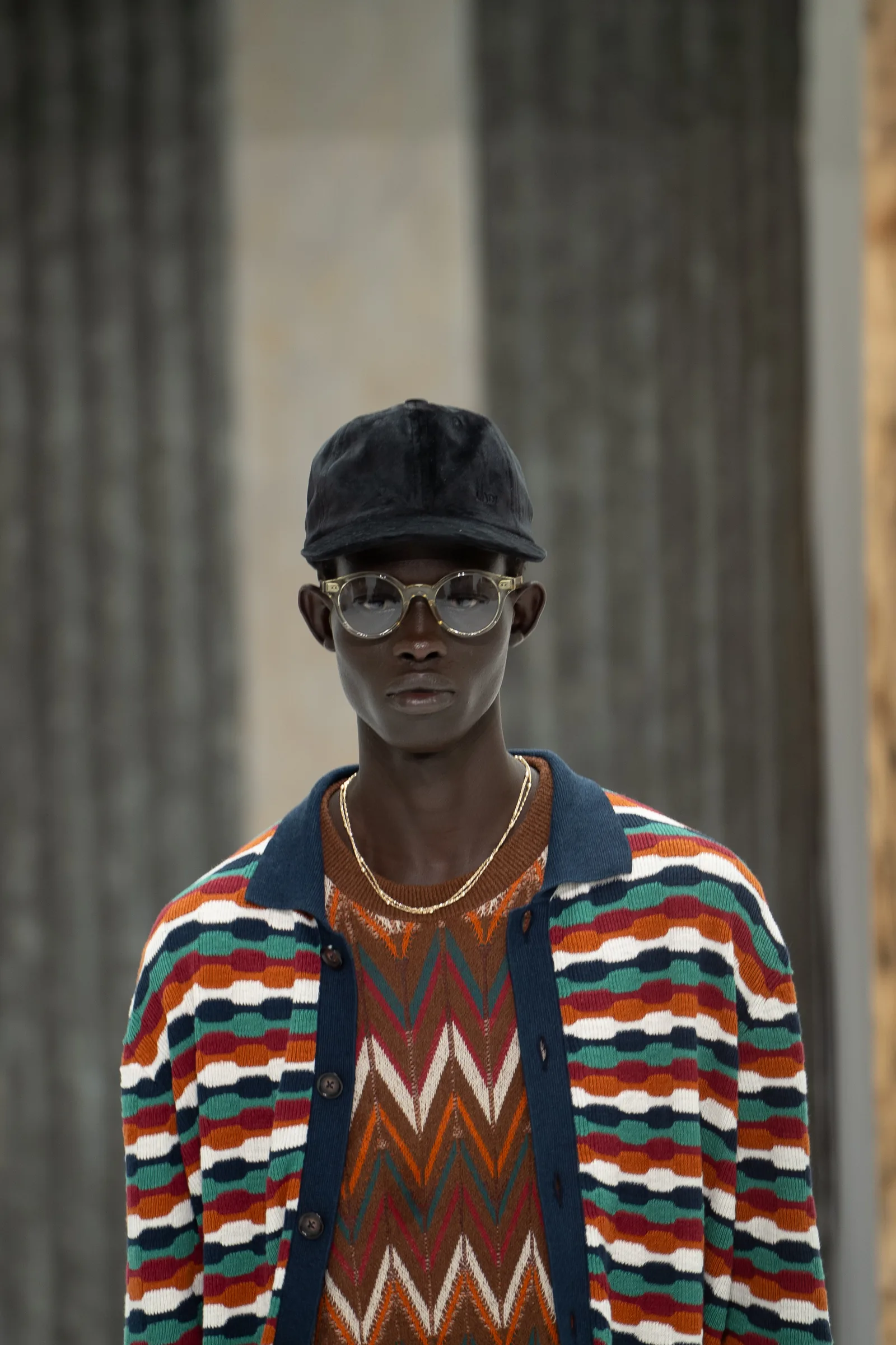Un look de la colección Kin La Belle ante la fachada HOUSE OF LAD/