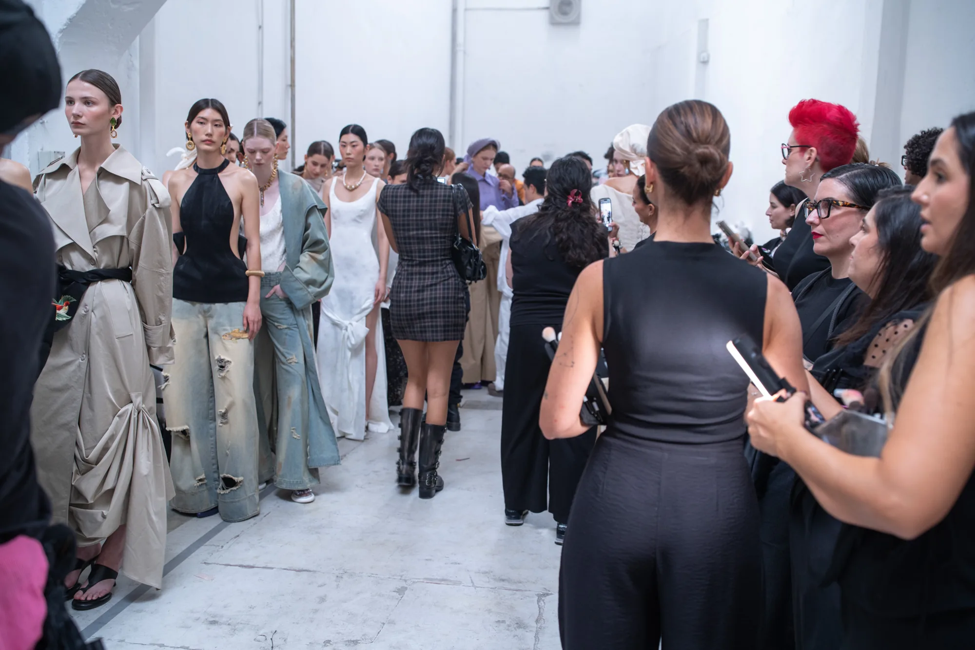 El final del desfile: las modelos saliendo en fila por la nave, con el público de pie a los lados