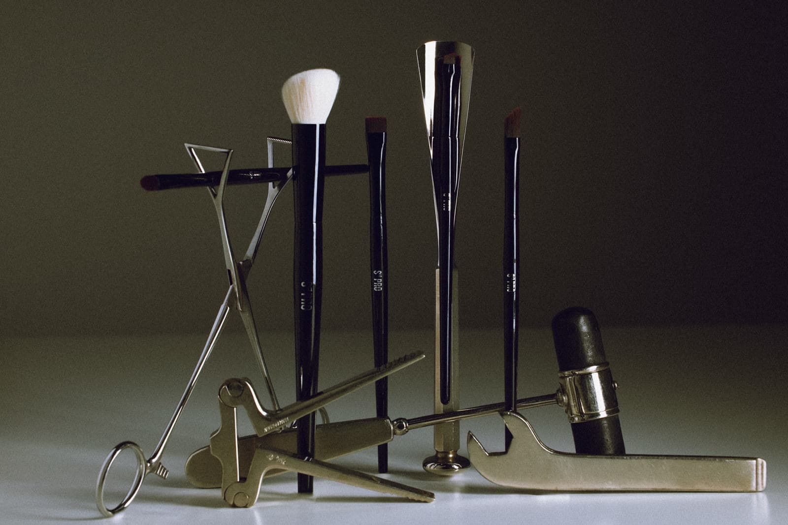 Brochas profesionales s17 junto a instrumentos de precisión