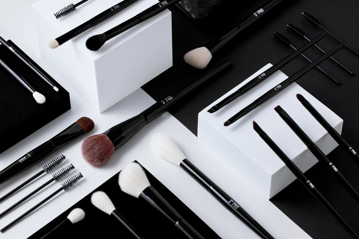 Set completo de brochas s17 sobre blanco y negro