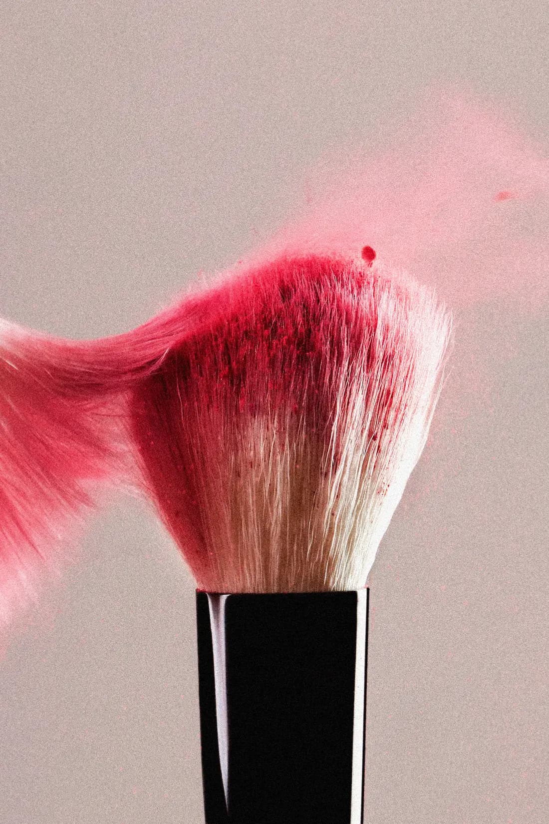 Brocha s17 con pigmento rosa en movimiento