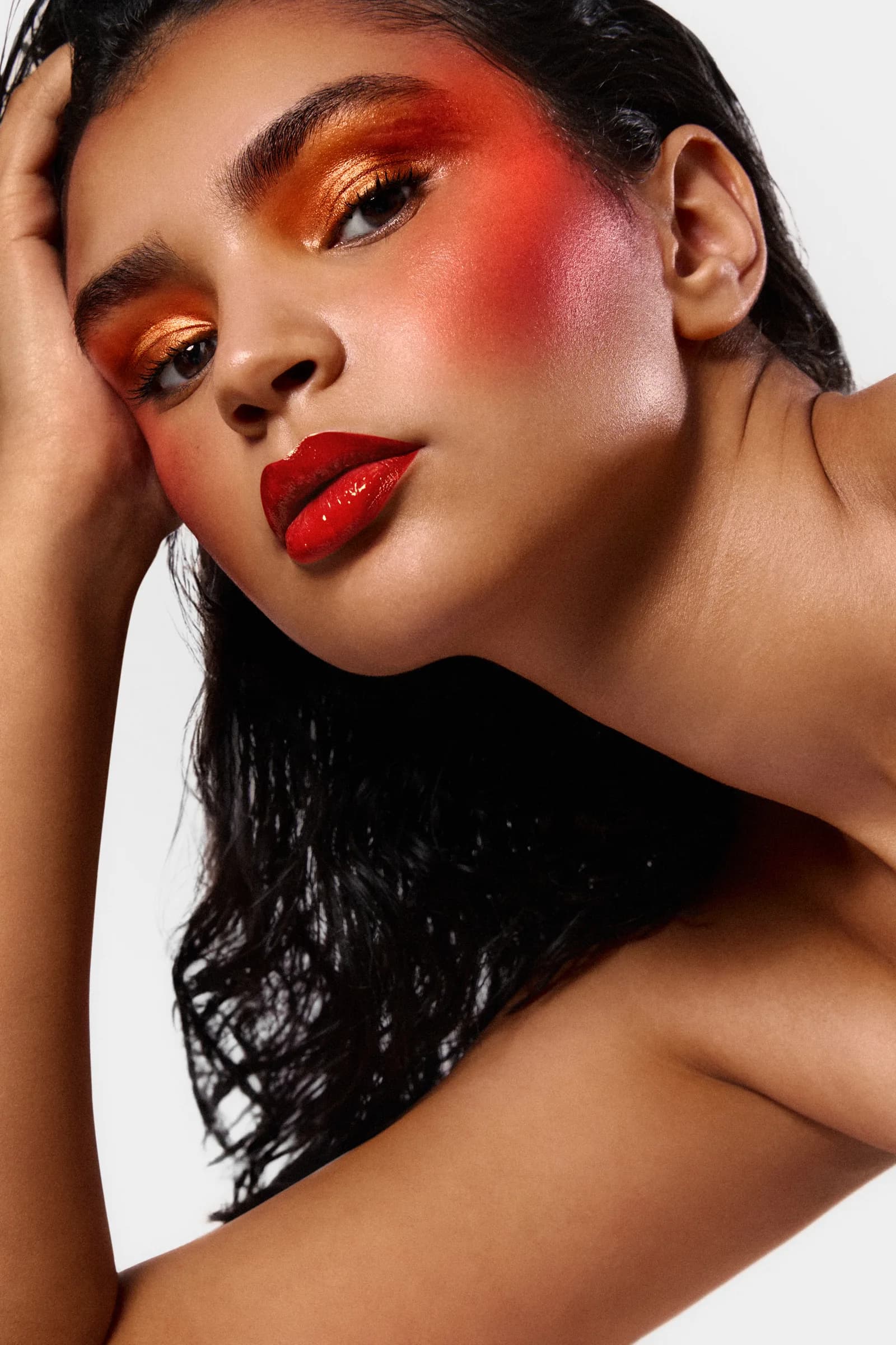 Marta Arce — maquillaje editorial en naranjas y rojos